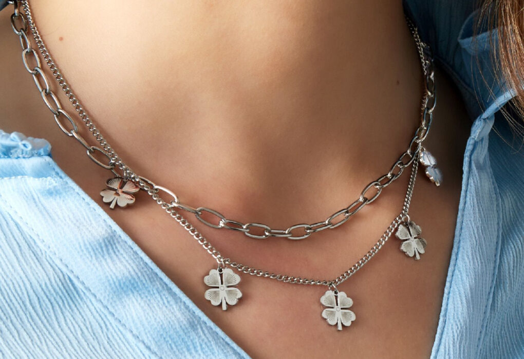 Biżuteria, która odmładza: 7 trików ze stali chirurgicznej, dzięki którym Twoja twarz wygląda jaśniej i młodziej