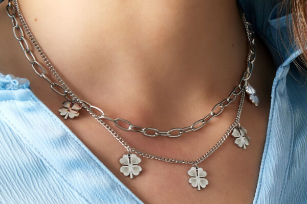 Biżuteria, która odmładza: 7 trików ze stali chirurgicznej, dzięki którym Twoja twarz wygląda jaśniej i młodziej